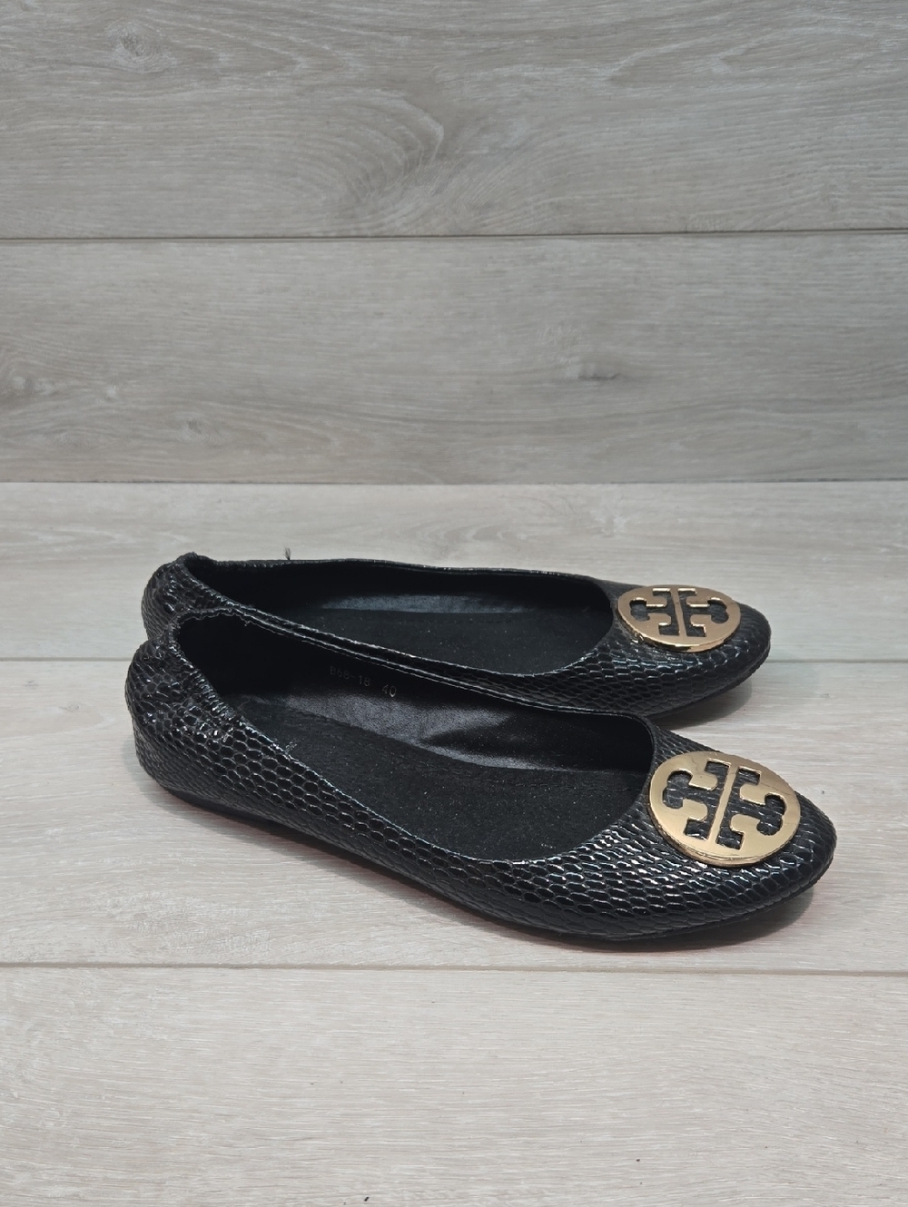 UNBRANDED Women Black Textured Ballet Flats with Gold Emblem Shoes Flats Sz 7.5